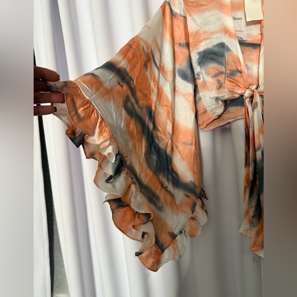 NWT Beautiful Flowing Arms Blouse Size Large - Picture 6 of 6